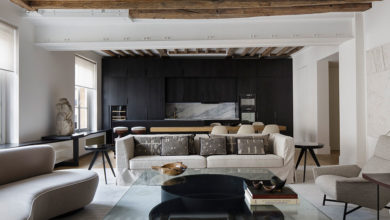 Фото - Деревянные балки и чёрная кухня: впечатляющие апартаменты в Париже