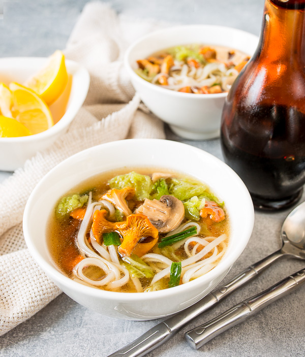 Грибной суп с лапшой в азиатском стиле