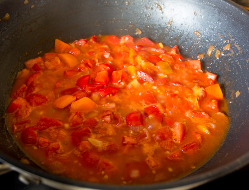 Кальмары в простом томатном соусе