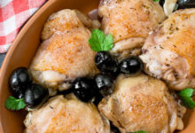 Фото - Курица с маслинами, тушенная в вине