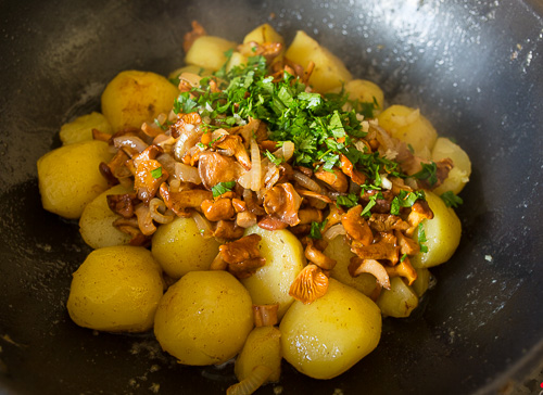 Молодой картофель с лисичками и луком