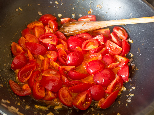 Морской черт в соусе из летних томатов