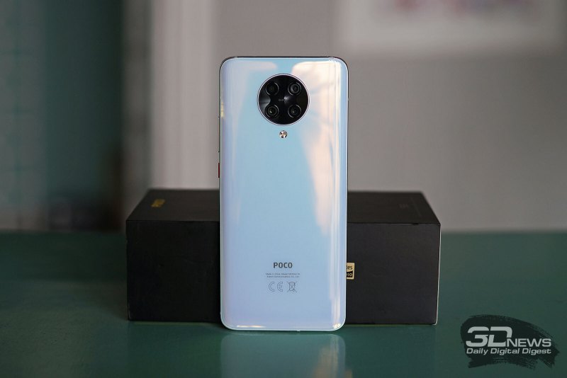 Xiaomi POCO F2 Pro, задняя панель: в темном кружке — четыре объектива основной камеры, под ним — тройная светодиодная вспышка