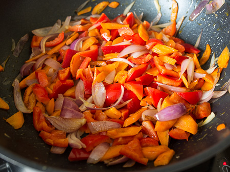 Печеная свиная шея с овощами по-азиатски