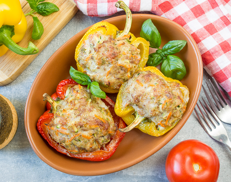 Печеный перец, фаршированный курицей и овощами