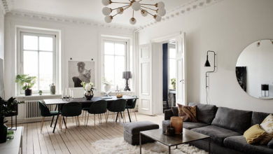 Фото - Прекрасная белая квартира с лепниной и синей кухней в Гётеборге