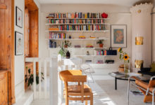 Фото - Роскошные деревянные окна и мини-библиотека: уютная скандинавская квартира в 2 уровня (55 кв. м)