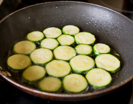 Салат с лисичками и копченой курицей