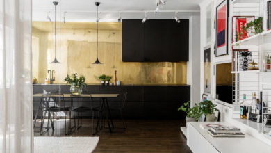 Фото - Стеклянная перегородка и стена из латуни: квартира с открытой планировкой в Швеции (65 кв. м)