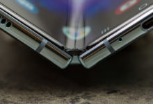 Фото - В Сети появилось первое «живое» фото смартфона с гибким экраном Samsung Galaxy Z Fold 2