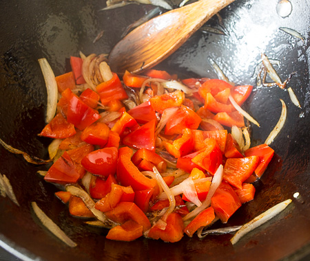 Жареная скумбрия с летними овощами