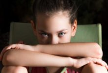 Фото - 10 симптомов аутизма у девочек, которые часто списывают на характер