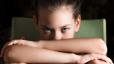 Фото - 10 симптомов аутизма у девочек, которые часто списывают на характер