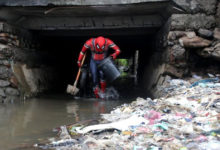 Фото - Активист собирает мусор в костюме Человека-Паука