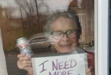 Фото - Бабушка, оставшаяся на карантине без пива, получила щедрый подарок