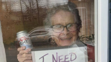Фото - Бабушка, оставшаяся на карантине без пива, получила щедрый подарок
