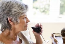 Фото - Умеренное потребление алкоголя в зрелости вдвое снижает риск развития деменции