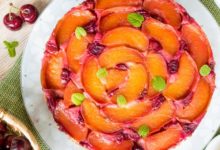 Фото - Бисквитный пирог с персиками и вишней