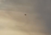 Фото - Большой чёрный НЛО парил в небе над горами