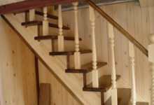 Фото - Чем покрыть деревянную лестницу: краски, лак, масло, морилка, паста + этапы работ