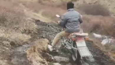 Фото - Чтобы получить образование, студенту приходится кататься на мотоцикле в горы