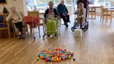 Фото - Чтобы повеселиться, пожилые люди сыграли в необычную игру