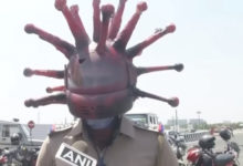 Фото - Чтобы повысить осведомлённость людей о коронавирусе, полицейский надел необычный шлем
