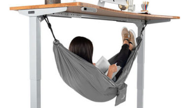 Фото - Чтобы расслабиться во время работы, можно повесить под стол гамак