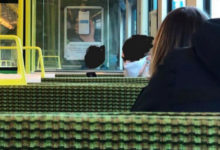 Фото - Чтобы уберечься от коронавируса, пассажир поезда нацепил на лицо трусики
