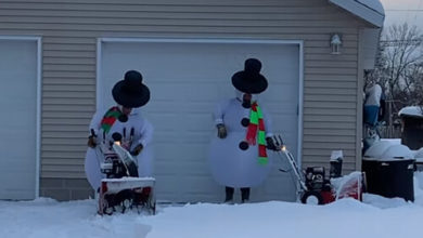 Фото - Чудаки вышли на борьбу со снегом, одевшись снеговиками