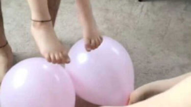 Фото - Девочка получила тапочки, сделанные из воздушных шариков