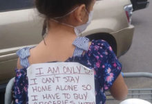 Фото - Девочка, совершающая покупки вместе с мамой, носит на спине специальный плакат