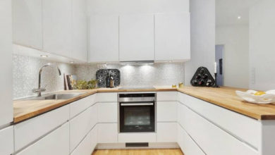 Фото - Дизайн белой кухни с деревянной столешницей