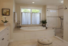 Фото - Дизайн ванной комнаты в доме с окном: способы отделки, инженерные коммуникации и сантехника, фото