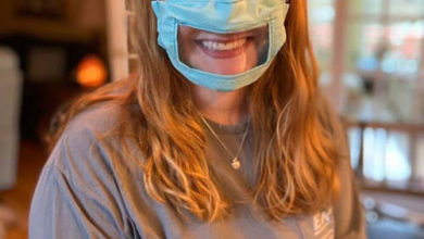 Фото - Добросердечная студентка делает защитные маски для слабослышащих людей