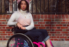 Фото - Эта девушка публикует смелые луки, но она в инвалидном кресле