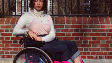 Фото - Эта девушка публикует смелые луки, но она в инвалидном кресле