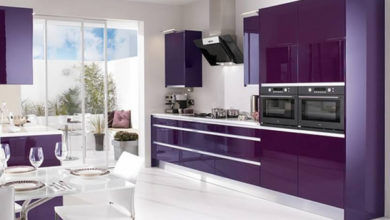 Фото - Фиолетовая кухня: гарнитур, шторы, столешница и рабочий фартук