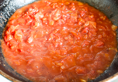 Фрикадельки в марокканском стиле в томатном соусе