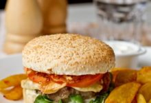 Фото - Гамбургеры с плавленным сулугуни и хрустящим луком