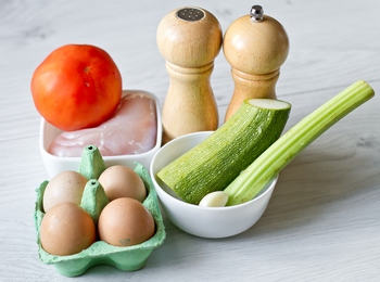 Яйца, запеченные с курицей и овощами