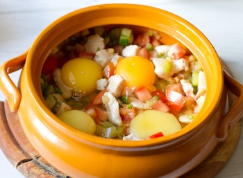 Яйца, запеченные с курицей и овощами