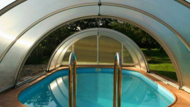 Фото - Какую конструкцию укрытия для бассейна на даче выбрать: разбор модельного ряда