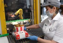 Фото - KFC впервые отказалась от слогана «Пальчики оближешь» из-за коронавируса