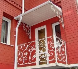 Фото - Козырек над балконом: инструкция по монтажу