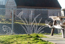 Фото - Красивый забор из сетки рабицы: способы преображения скучной ограды
