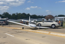 Фото - Легковой автомобиль въехал на крыло самолета после аварийной посадки на шоссе