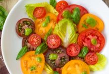Фото - Летний томатный салат с базиликовой заправкой