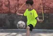 Фото - Ловкий мальчик справляется одновременно и с мячом, и со скакалкой