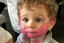 Фото - Малыш, добравшийся до маминой помады, сделал себе комичный макияж